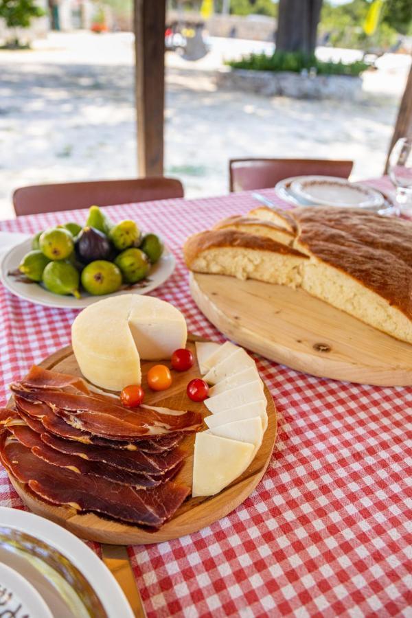 Marcelovi Dvori Bed & Breakfast Pirovac Bagian luar foto
