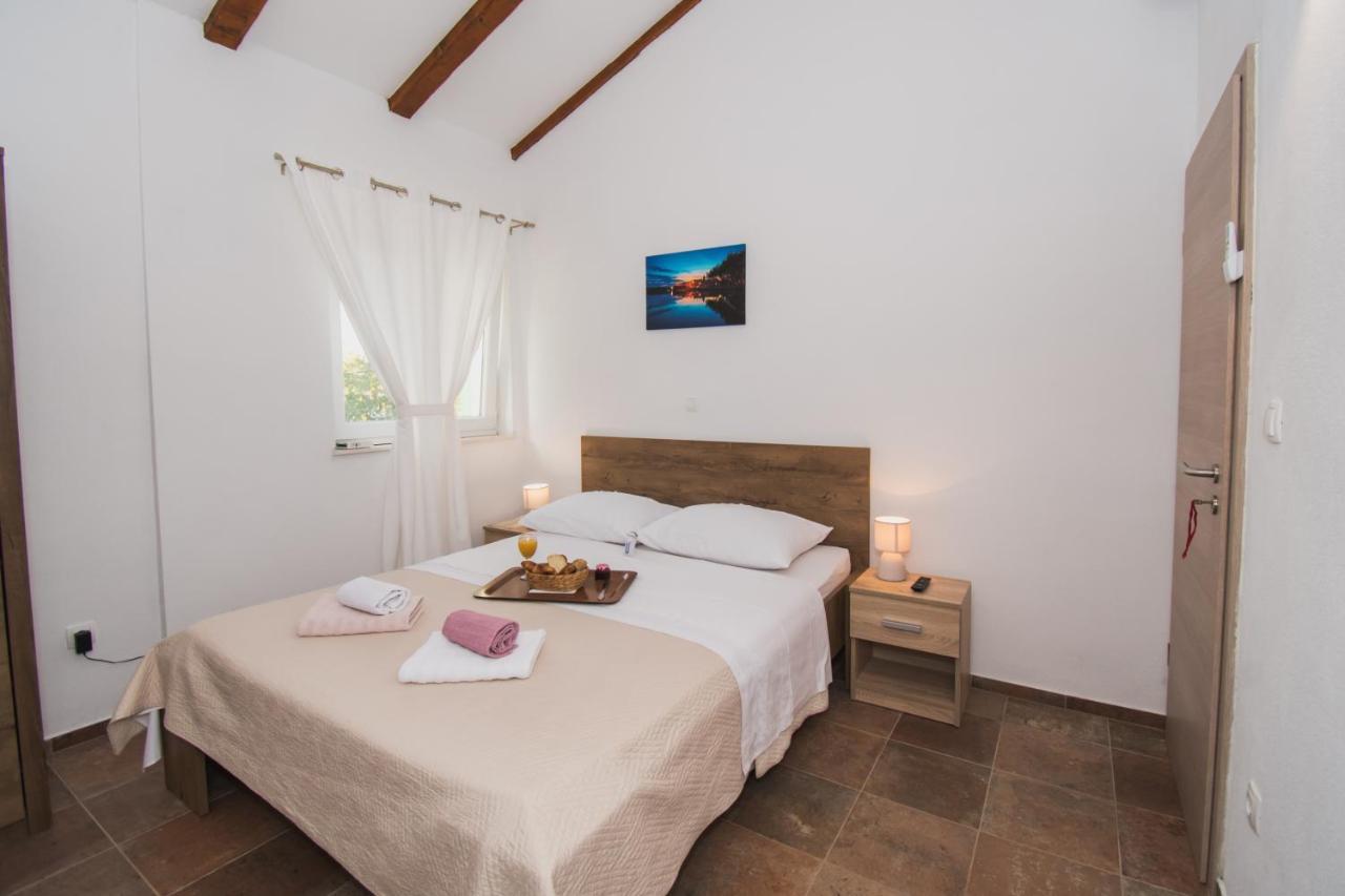 Marcelovi Dvori Bed & Breakfast Pirovac Bagian luar foto
