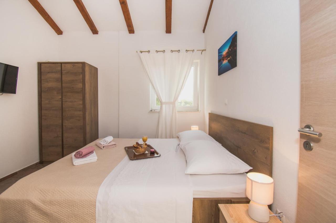 Marcelovi Dvori Bed & Breakfast Pirovac Bagian luar foto