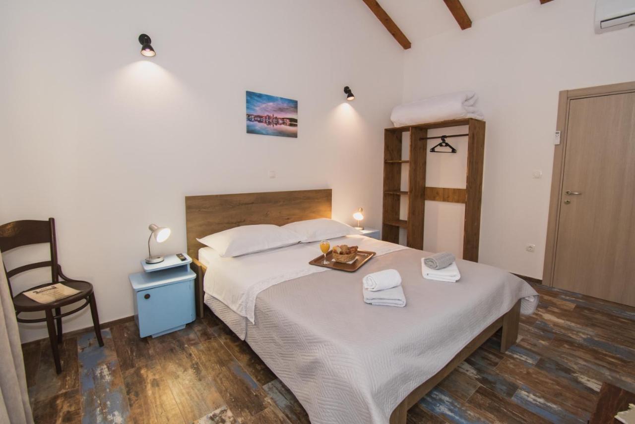 Marcelovi Dvori Bed & Breakfast Pirovac Bagian luar foto
