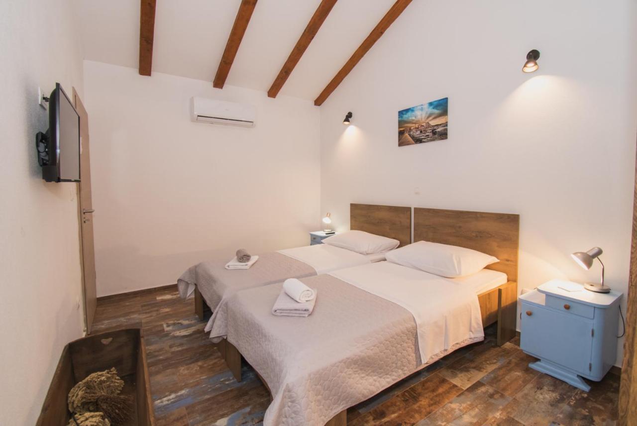Marcelovi Dvori Bed & Breakfast Pirovac Bagian luar foto