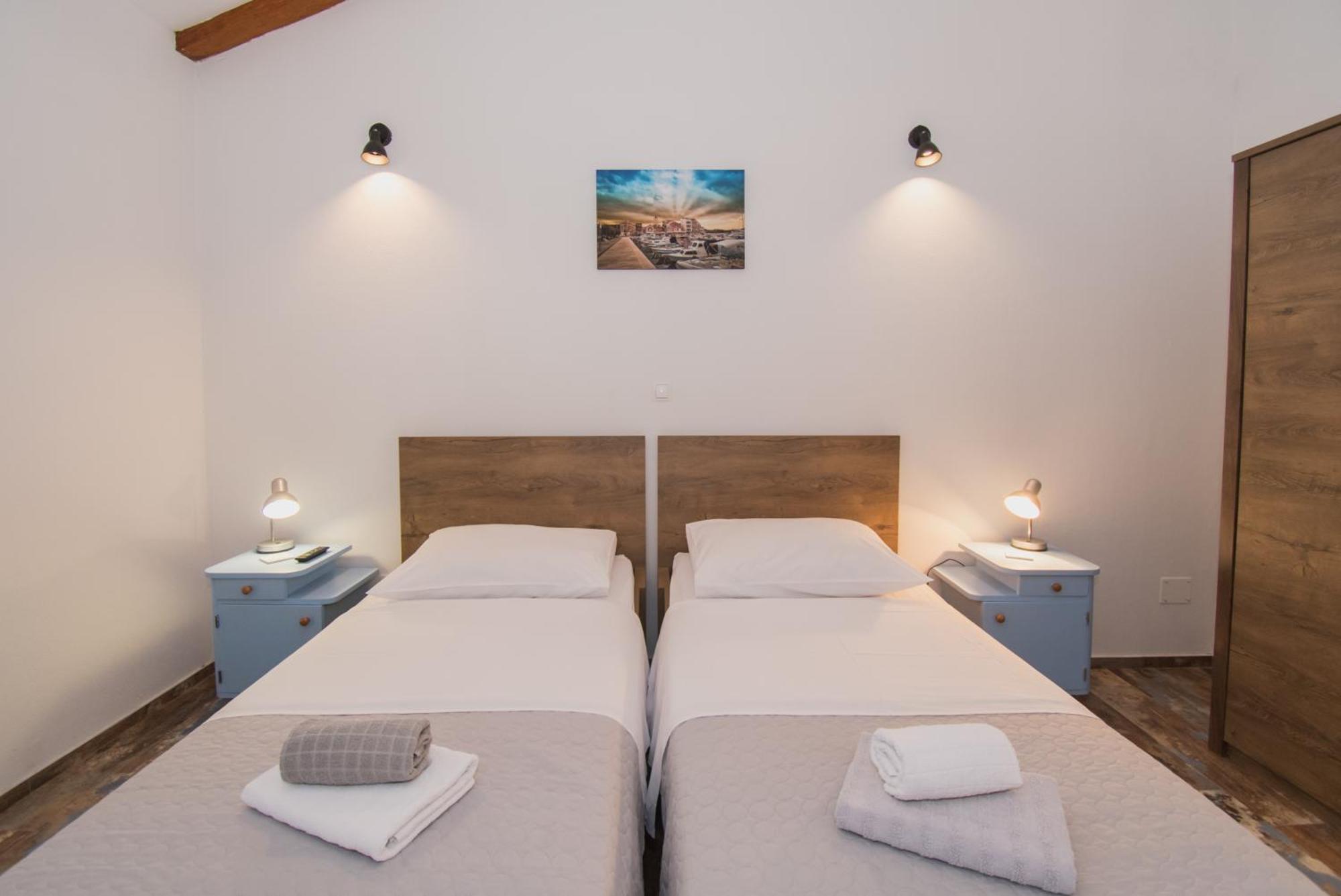 Marcelovi Dvori Bed & Breakfast Pirovac Bagian luar foto
