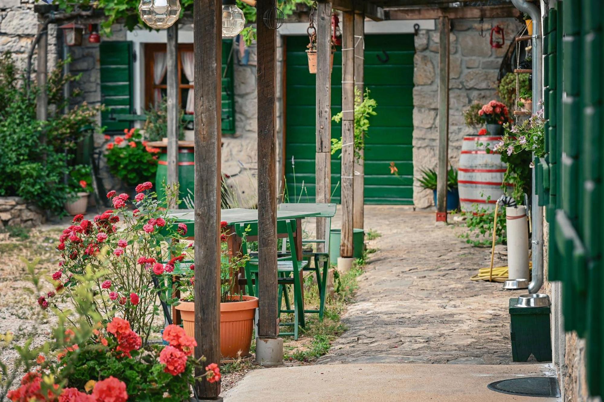Marcelovi Dvori Bed & Breakfast Pirovac Bagian luar foto